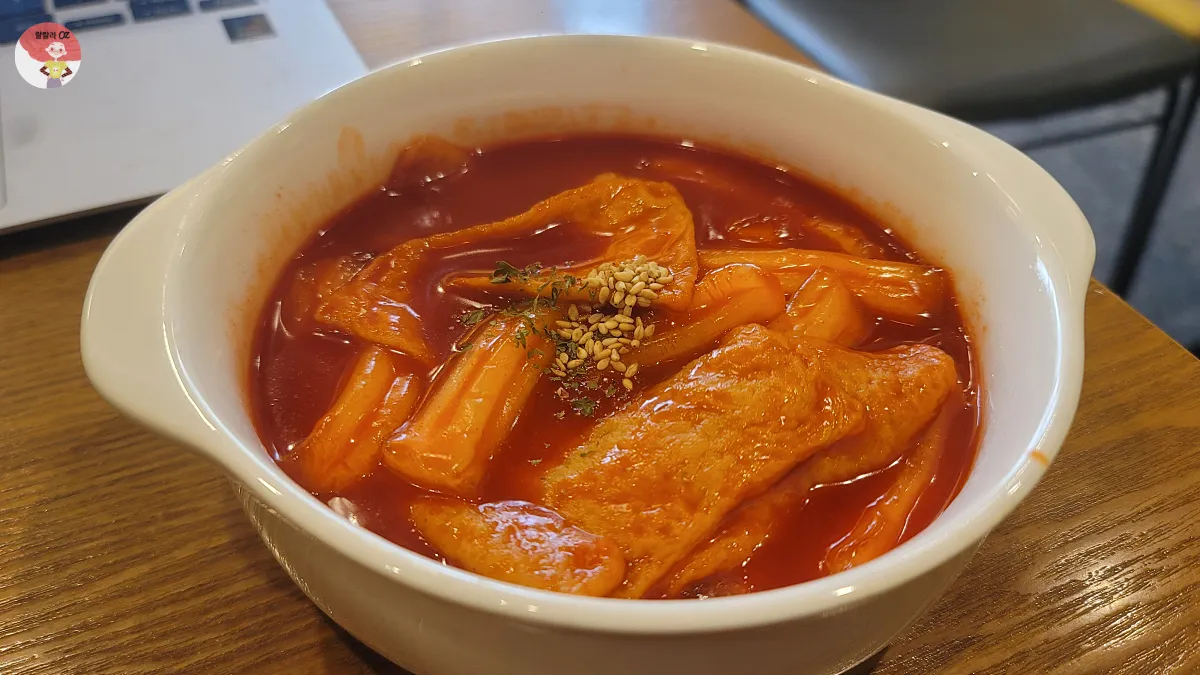 컴포즈커피-그릇에-담긴-쫄깃분모자떡볶이