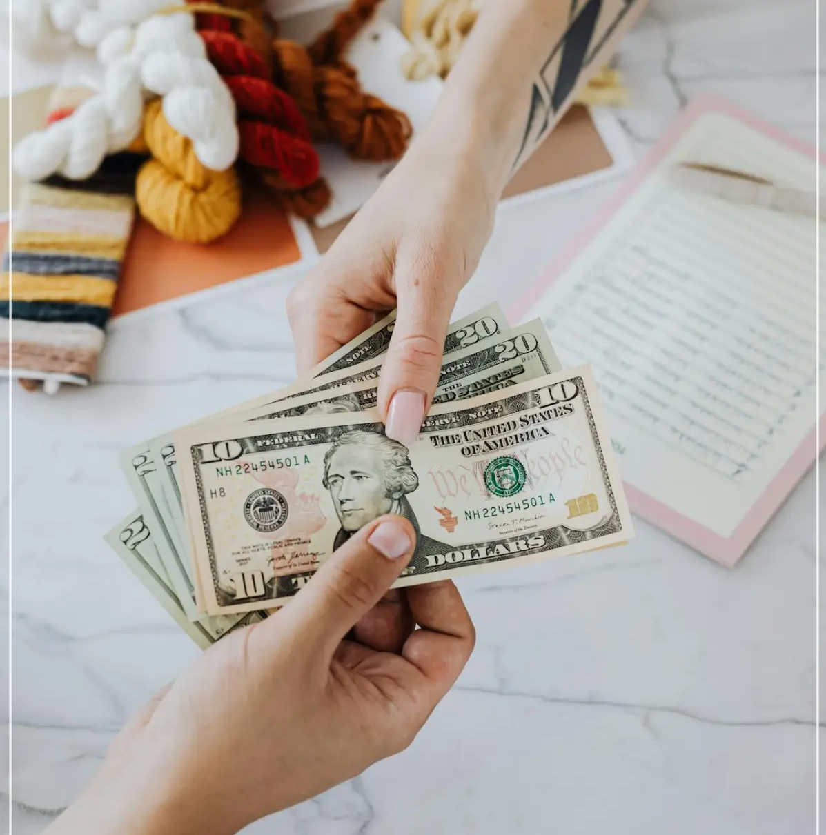 대출을 연상케하는 돈을 주고 받는 사진