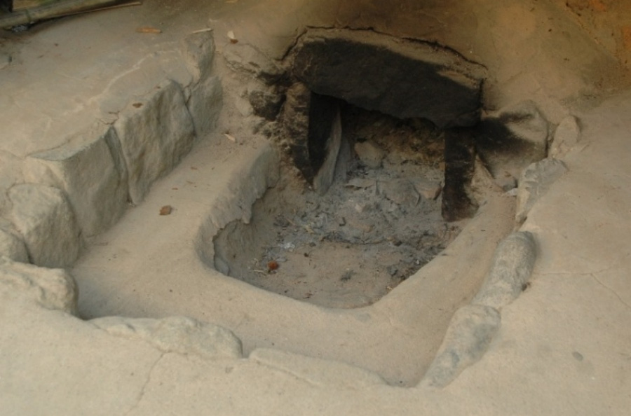 불을 피운 흔적이 있는 옛날 집의 부엌에 있는 돌로 만든 아궁이를 확대를 하여 찍은 사진