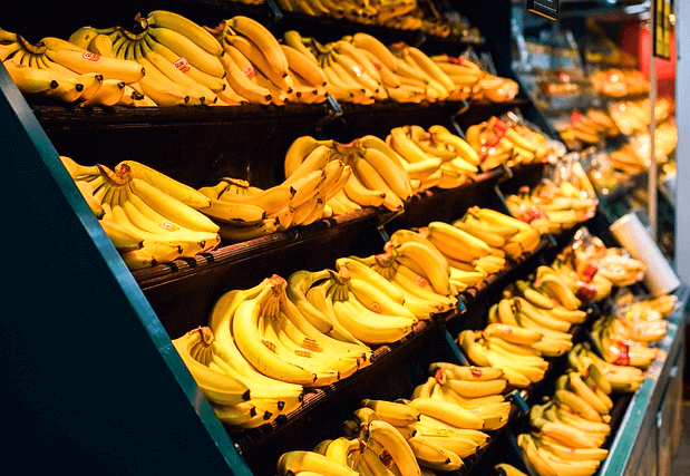 대형마트에 과일 매장이다. 노란 바나나가 5단으로 진열됐다.