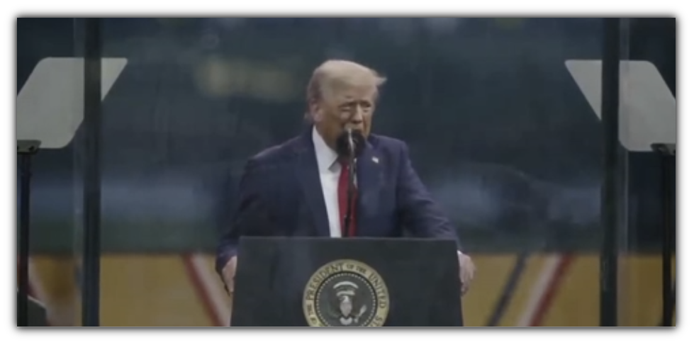 열병식에서 연설하는 트럼프