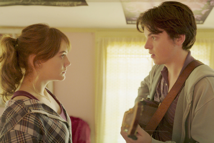 서로를바라보고있는여성과남성