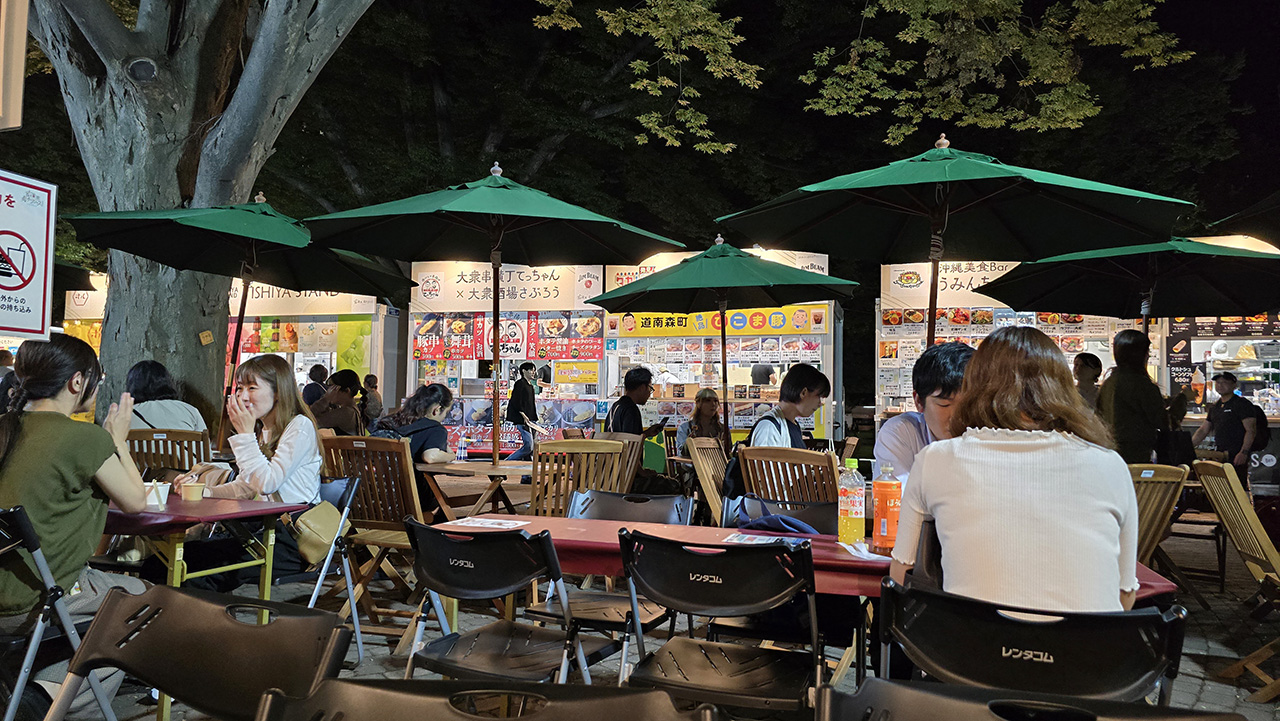 축제를 즐기는 사람들 (나만 혼자야)