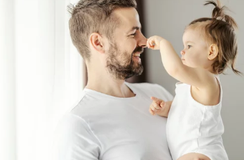 아이와 놀아주는 아버지 이미지