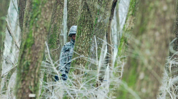 병사가 쳐다보는 모습