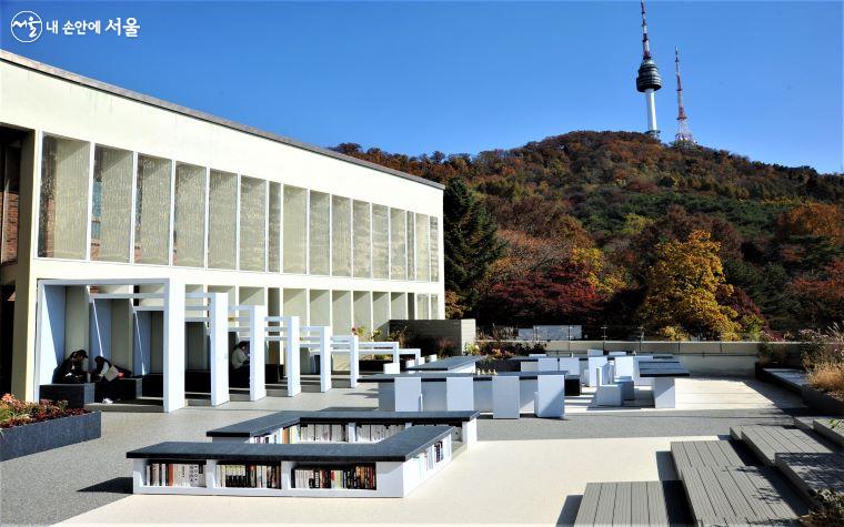 휴식과 친환경 독서 공간인 '남산하늘뜰'에서의 남산과 서울N타워 조망