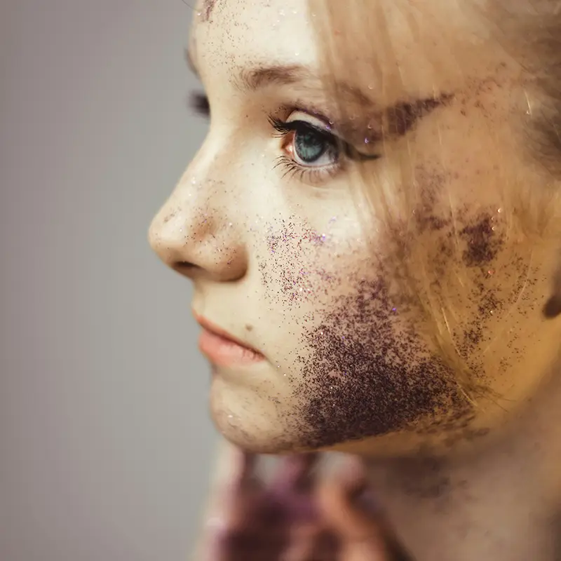 중년 여성 피부장벽 무너질 때 생기는 기미&middot;잡티&amp;#44; 이렇게 회복하세요