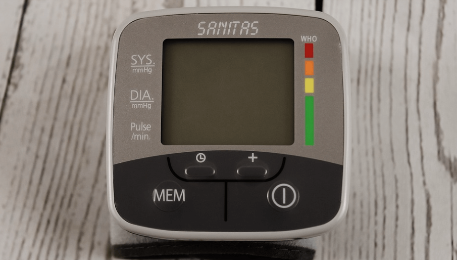 혈압에 좋은 차, 혈압 측정 기계와 혈압을 측정 하고 있다 - 7