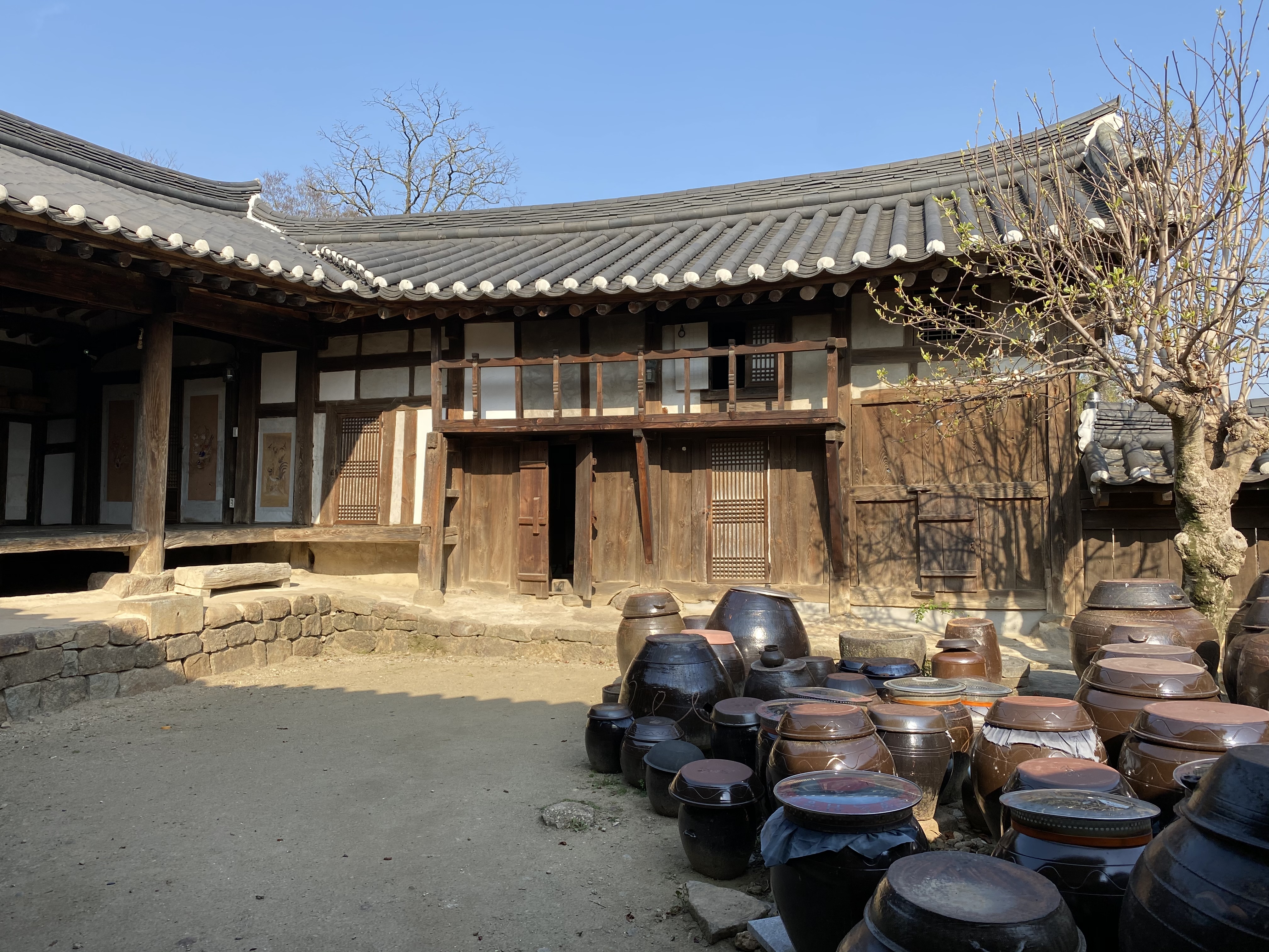 구례 운조루 사랑채와 낮은 굴뚝 풍경