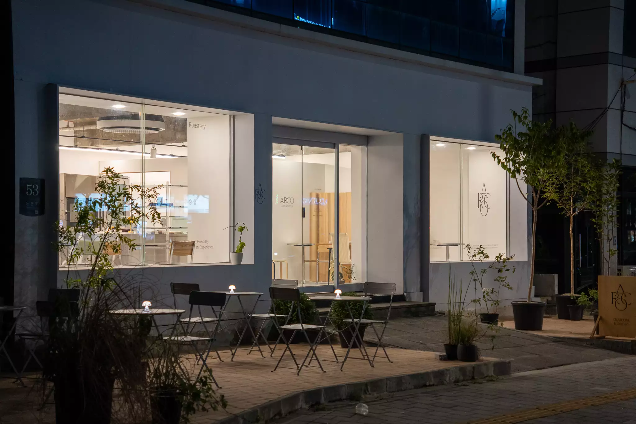 아르코커피로스터스-매장-앞-야외테이블