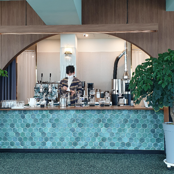 보령 핸드드립 카페 더 브루잉 룸_오픈형 주방_다양한 추출도구