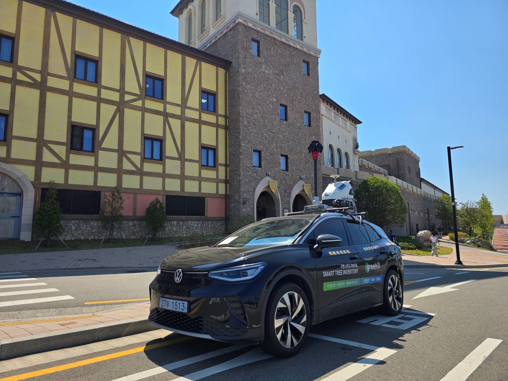 폭스바겐코리아가 도심 숲 환경 프로젝트에 참여한 전기차 모델 ID.4 사진