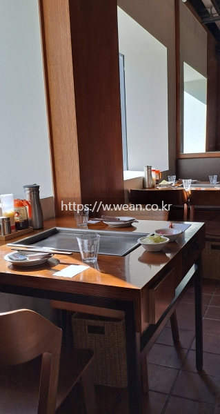 창가 테이블 자리