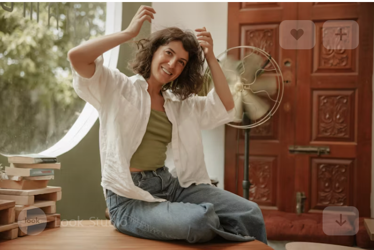 창가에서 아침 햇살을 받으며 스트레칭하는 밝은 표정의 여성