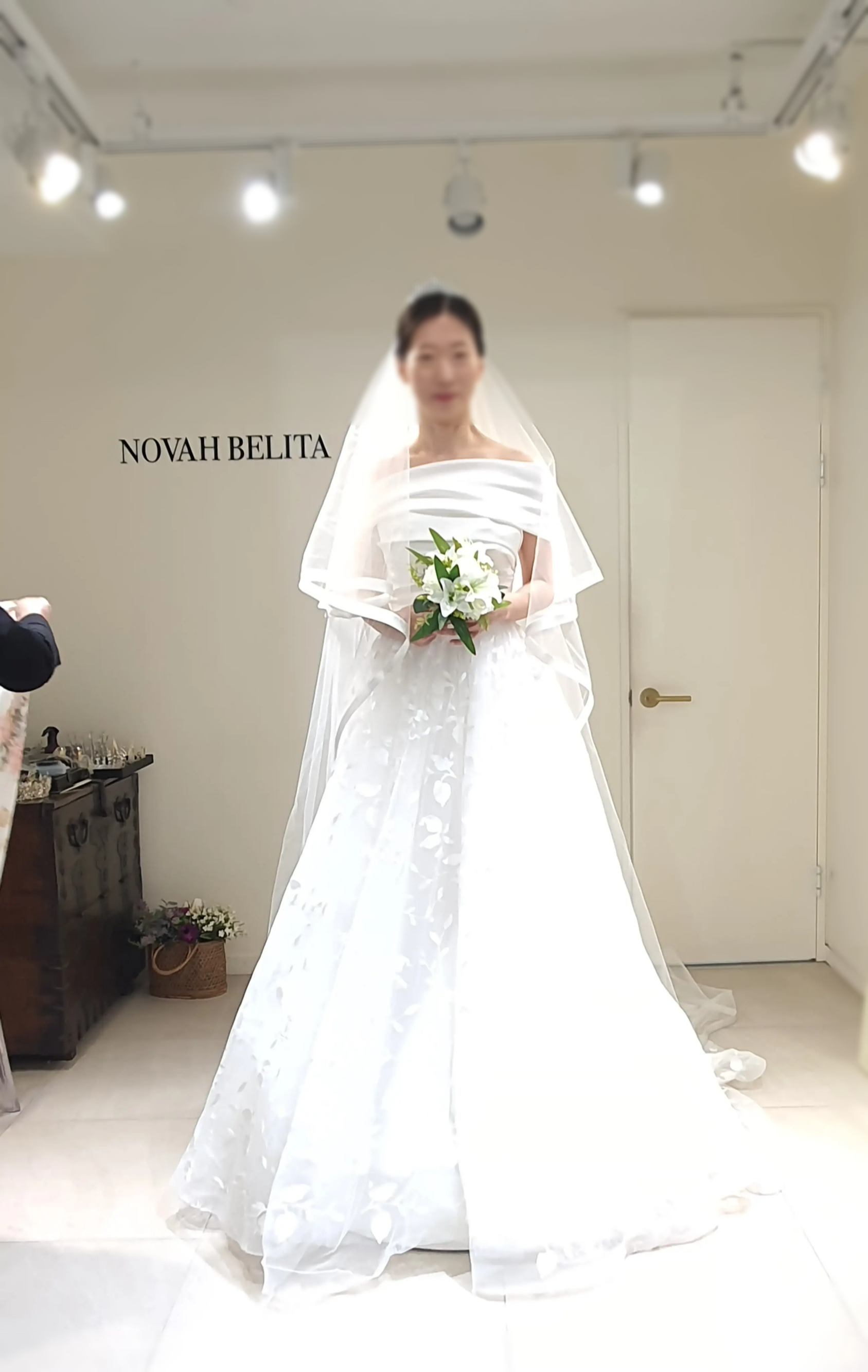 노바벨리타-실크탑-레이스치마-풍성라인-드레스를-입고-하얀-부케를-든-모습