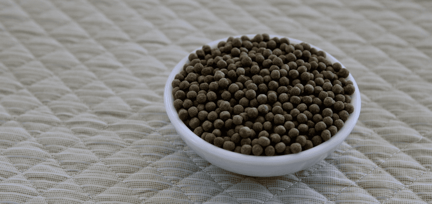 알약으로 되어 있는 한약이 그릇에 가득 담겨 있다