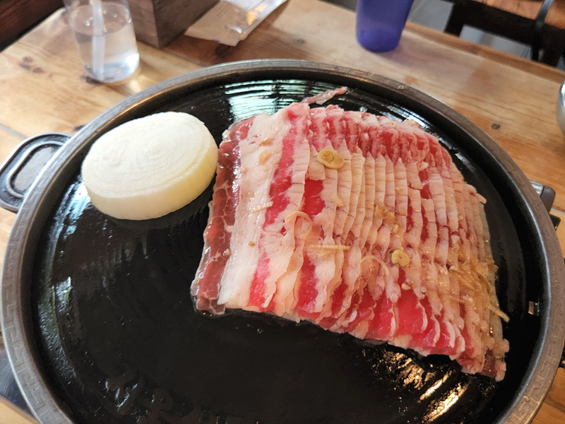 불판에_올린_우삼겹