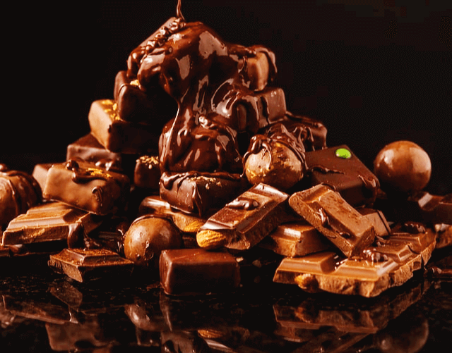 조각난 아몬드 초콜릿이 한가득 쌓여있다. 초콜릿 안에 아몬드가 가득하다.