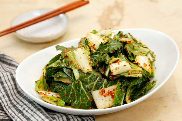 맛있게 무쳐놓은 봄동 겉절이가 그릇에 담겨있다