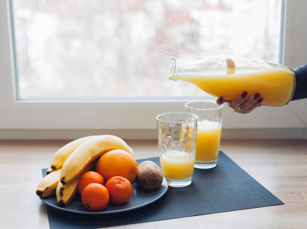 숙취 두통에는 과일주스가 좋다.