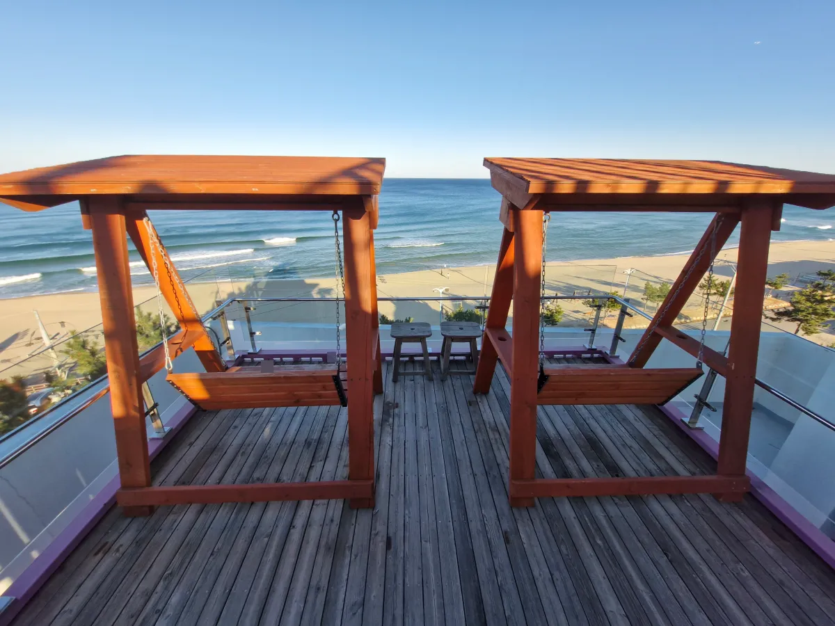 옥상-루프탑에-설치되어-있는-흔들의자