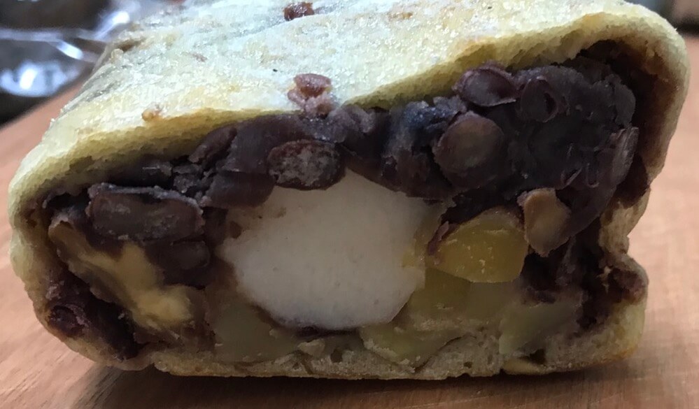 팥, 호두, 밤, 가래떡이 들어있는 동지섣달 팥깜 사워도우입니다.