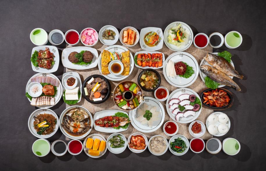 한상 가득하게 차려진 생방송투데이 한정식 수라상