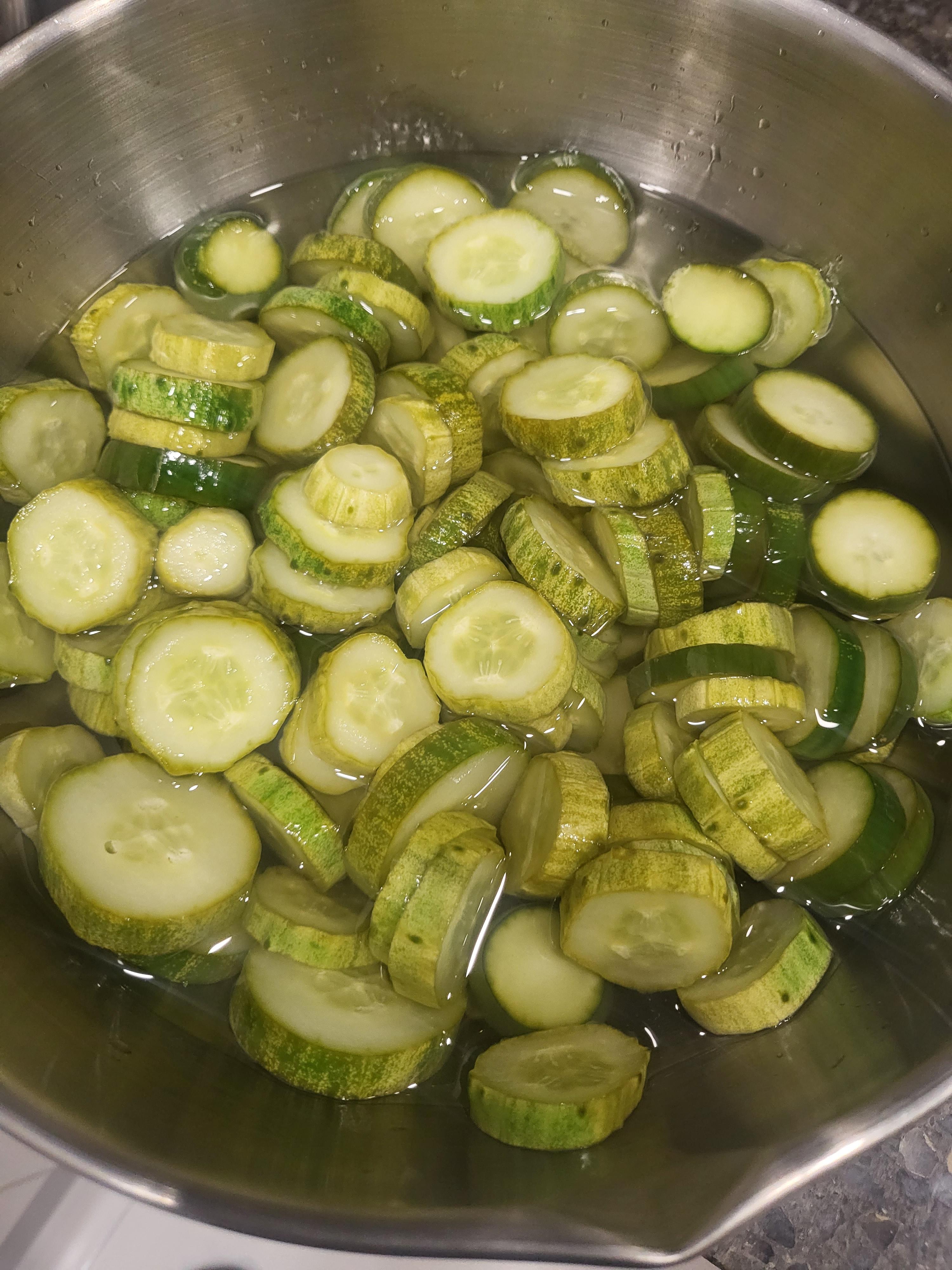 점점 노랗게 변하는 오이