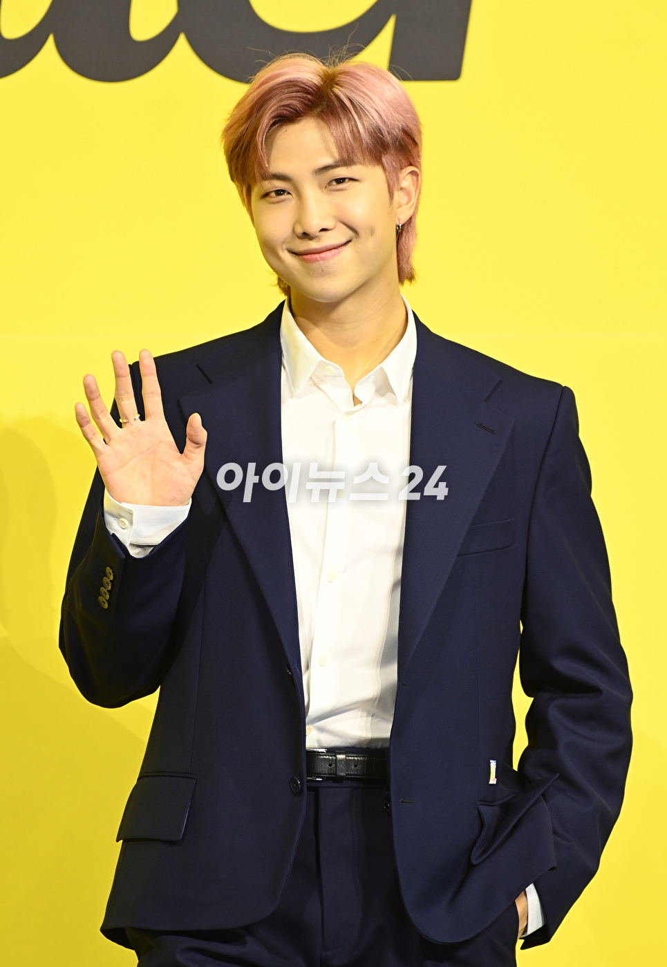 방탄소년단(BTS) 새 디지털 싱글 'Butter' 발매 기념 글로벌 기자간담회가 21일 오후 서울 송파구 방이동 올림픽공원 올림픽홀에서 열렸다. 방탄소년단 RM이 포토타임을 갖고 있다.