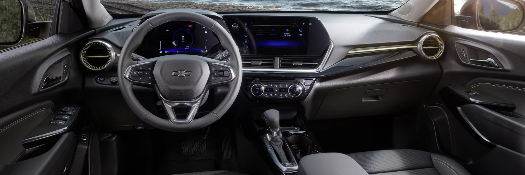 쉐보레 트랙스 크로스오버 2026 운전석에서 바라보는 시점