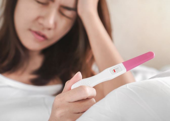 임신이 안 되어서 괴로워하는 여성의 사진