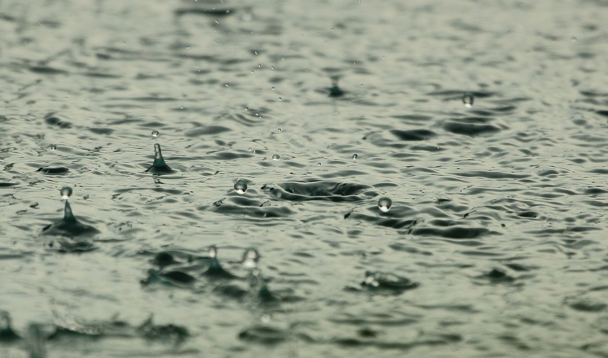 물 웅덩이에 비가 내리는 사진