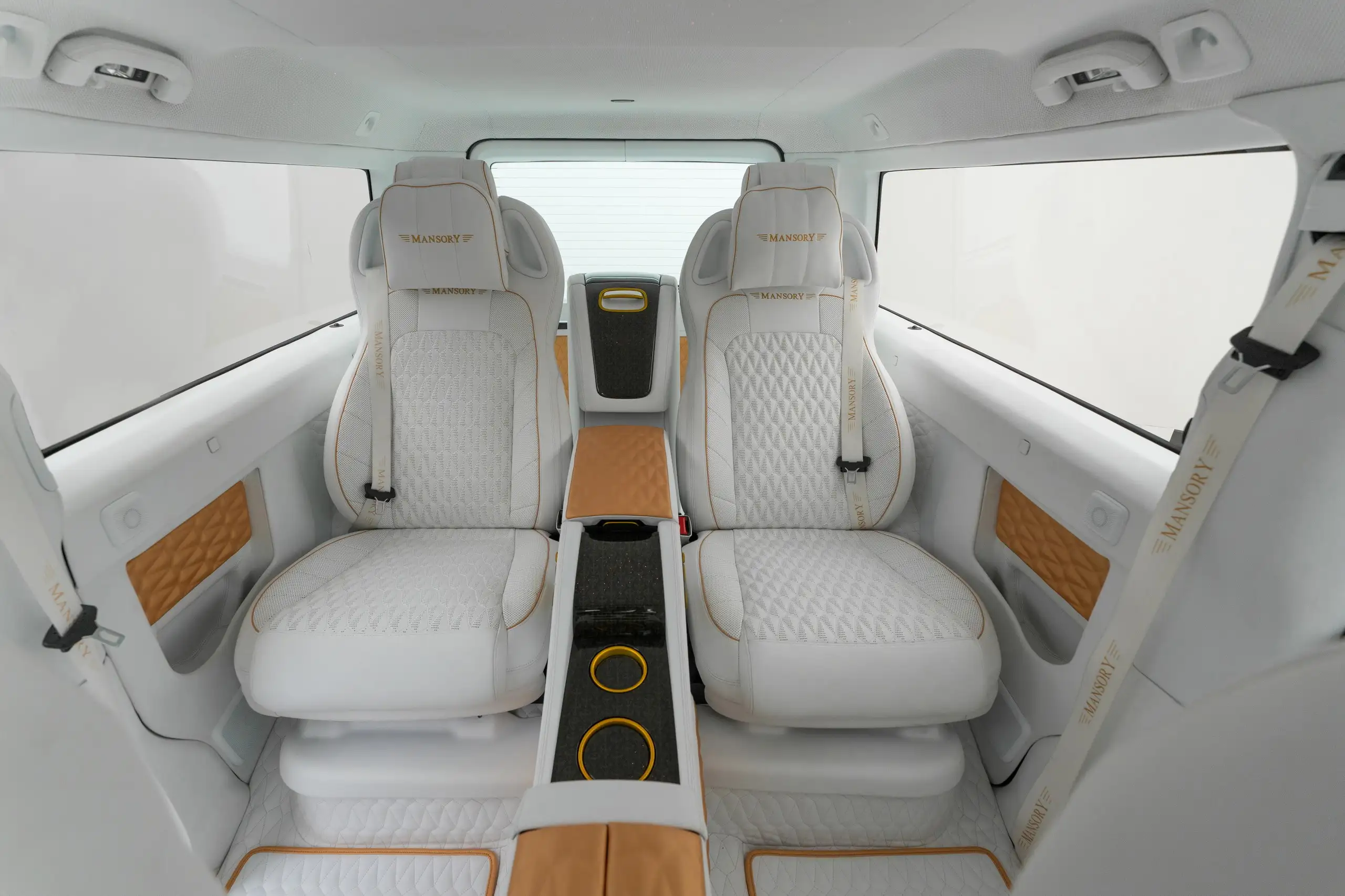2열 시트를 독립 시트로 변경해 더 럭셔리해진 만소리 튜닝 AMG G63