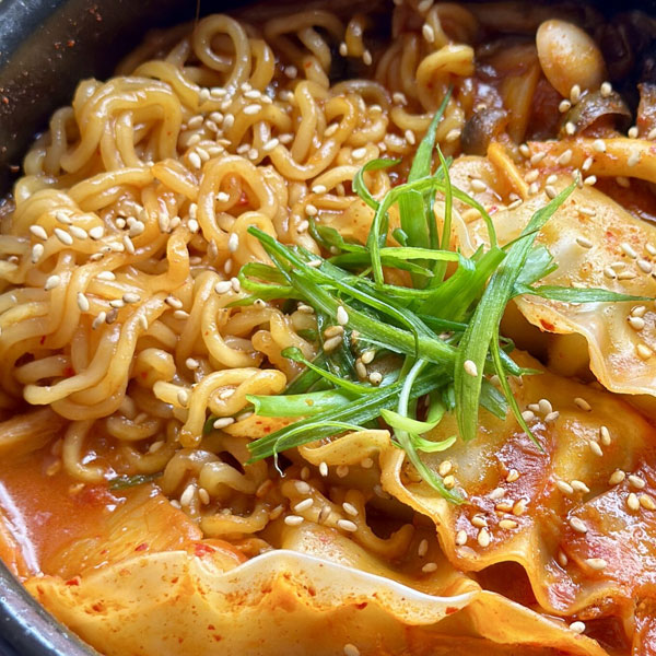 든든하고 간단하게 만두라면 끓이는 법