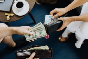 돈을 정리하는 사진