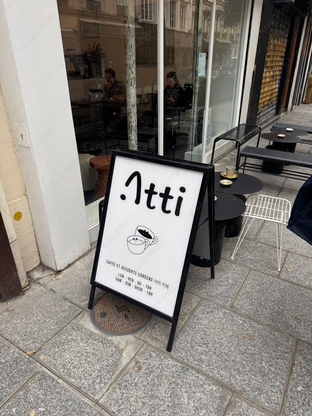 파리 2구 atti café 외관과 간판
제가 좋아하는 새로운 카페를 소개해요.