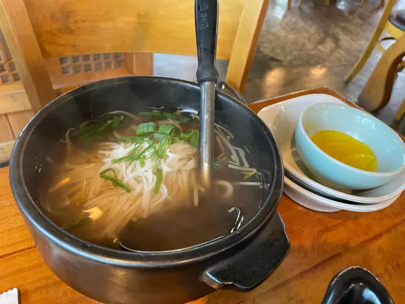 쌀국수 검은색 뚝배기 그릇에 담겨져 있는 모습