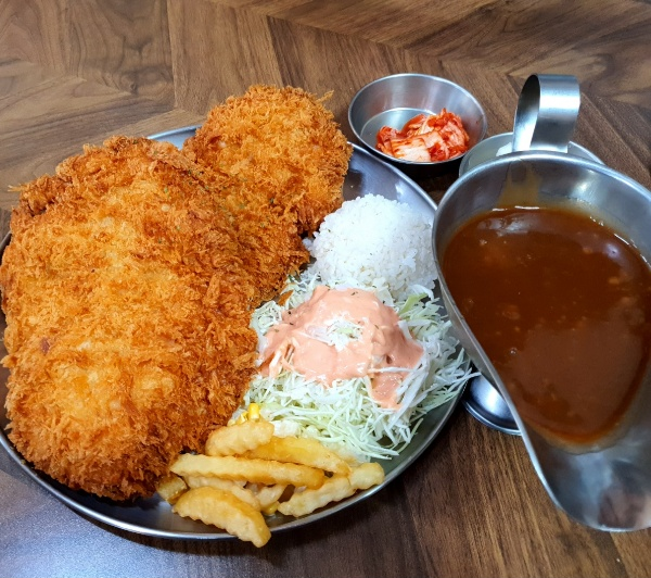 엄청난 크기의 왕돈까스