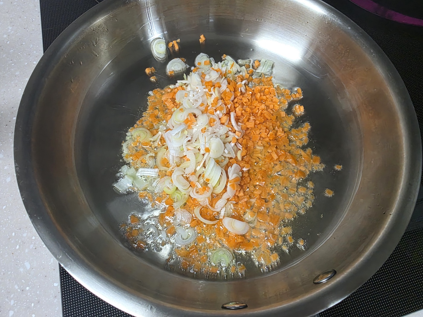 파기름과 당근 볶기 시작