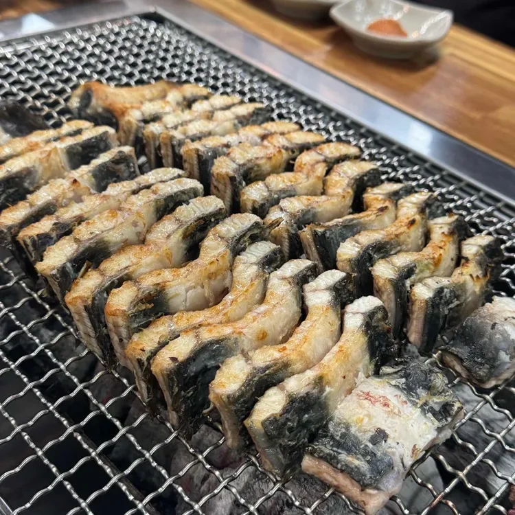 풍천장어로도 우리에게 익숙한 뱀장어