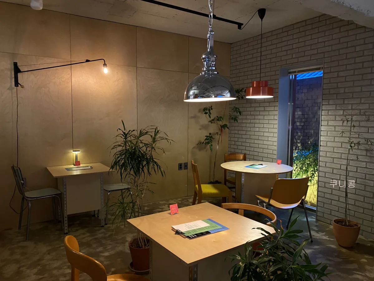 강릉역-근처-뚜벅이-여행-감성-숙소-추천-마커스호스텔-카페이용후기