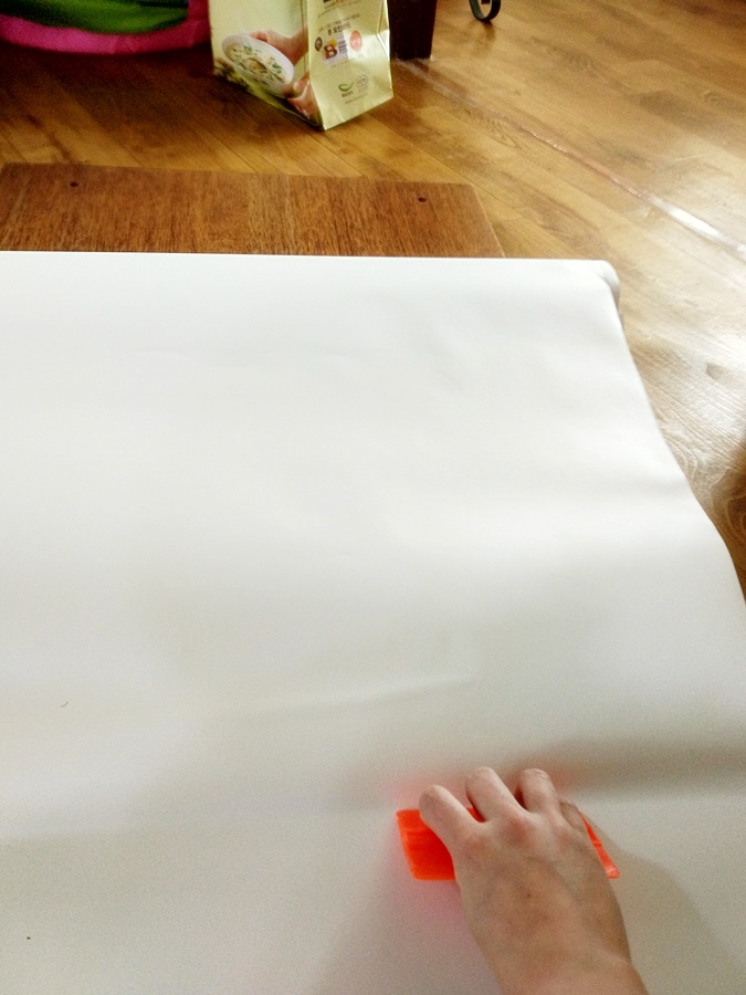 조금씩 밀대로 필름지를 붙여줌