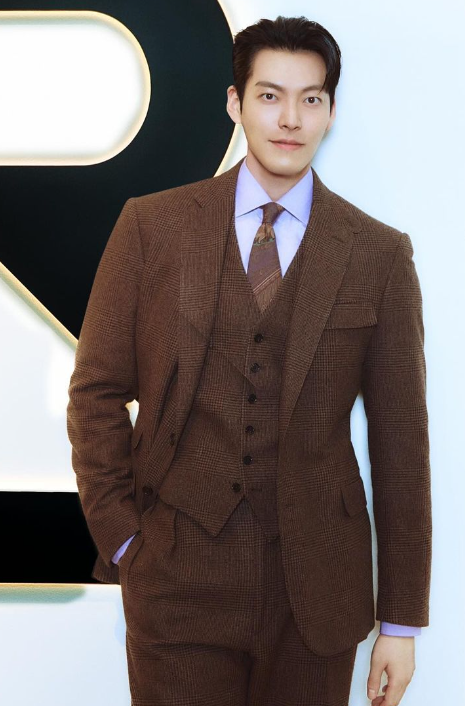 김우빈 프로필 작품활동 연애 신민아 결혼 투병 결별 드라마 영화 넥플릭스