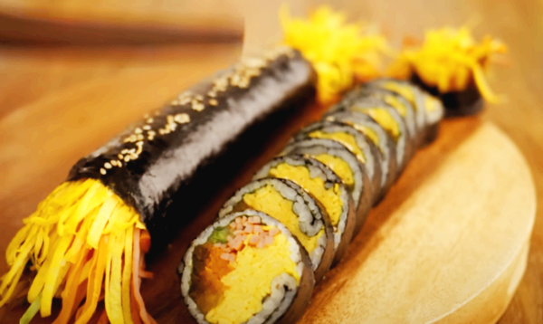 김밥을 예쁘게 플레이팅 하고 있습니다