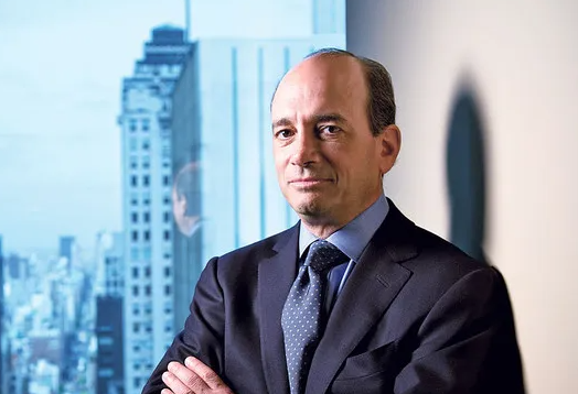 도시-전경이-보이는-창가에-서있는-조엘-그린블랫-가치-투자와-마법-공식-투자를-상징하는-이미지