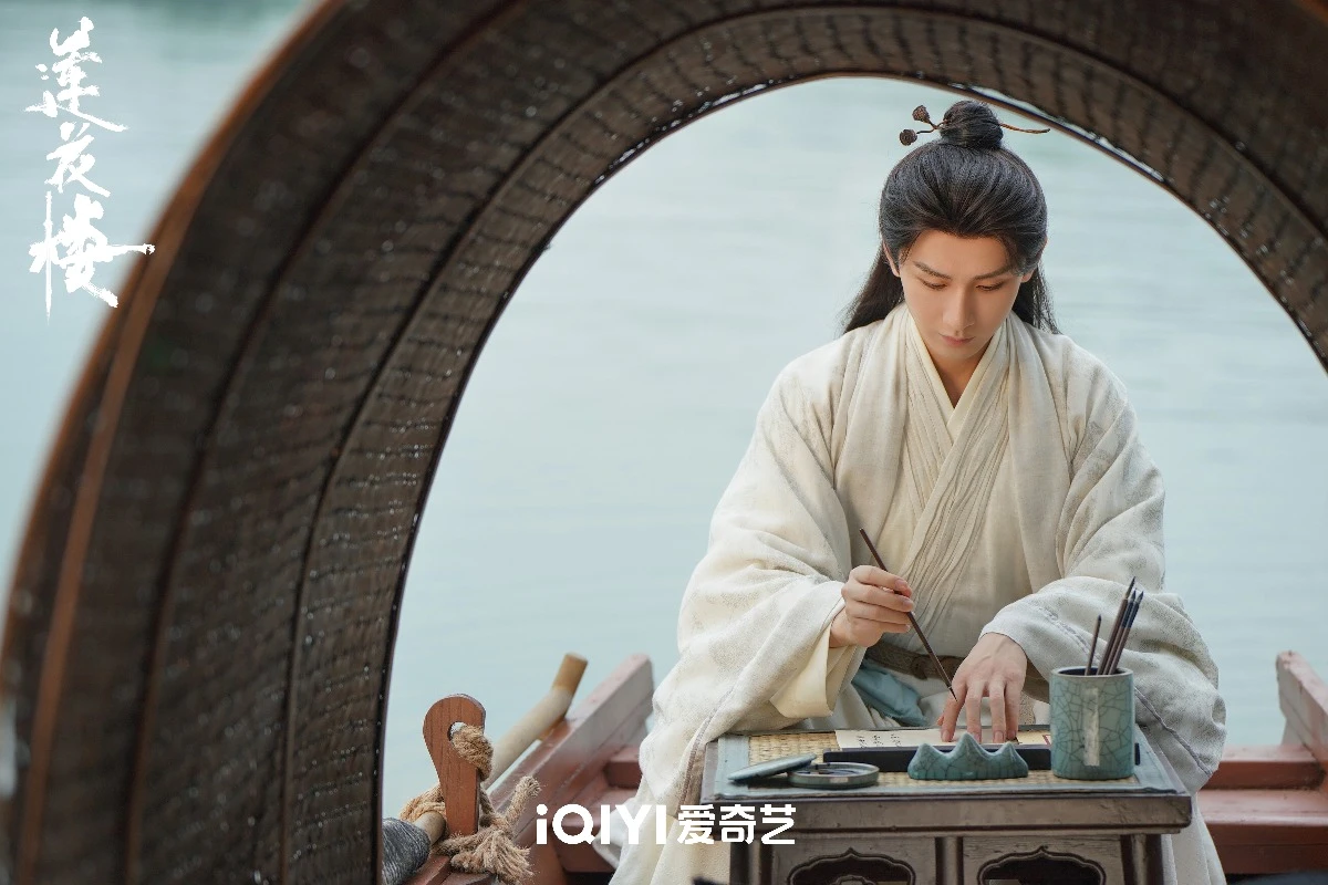 배위에-앉아-글쓰는-이연화-성의