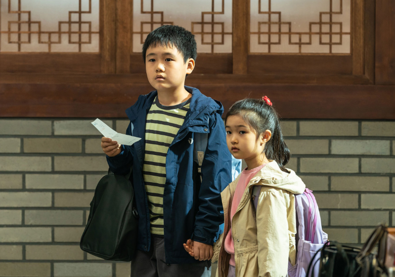 영화 대가족 평만옥을 찾아온 민국과 민선