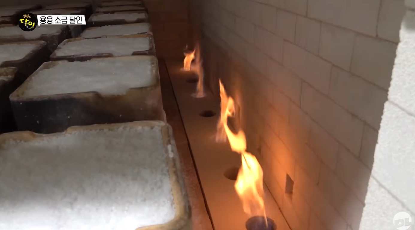 용융소금 제조를 위한 특수 가마에 불을 떼어 열을 가하는 모습 (출처: 달리 [SBS-DALI] - SBS공식교양채널)