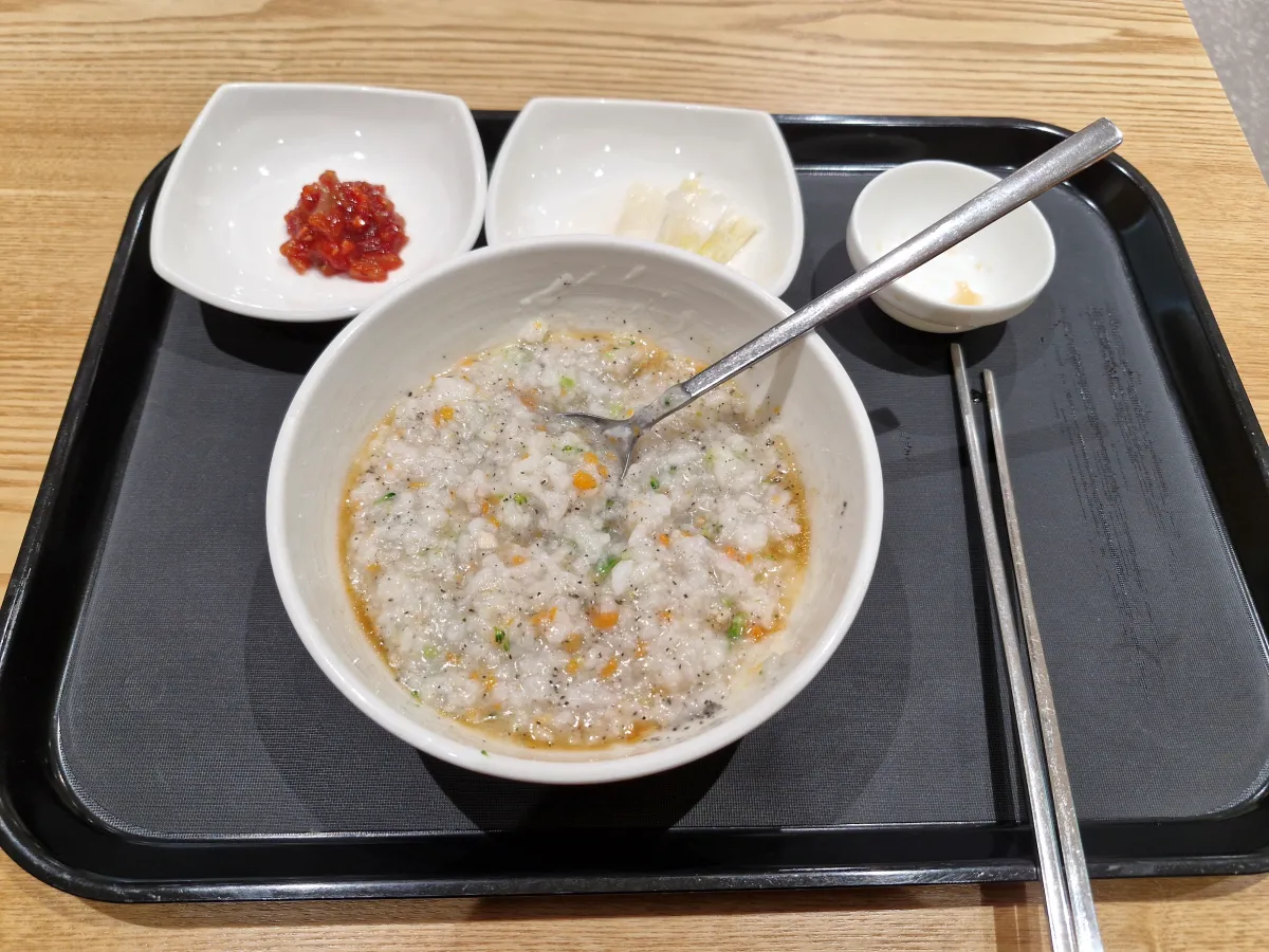 까만-쟁반위에-죽과-반찬이-올려져-있다