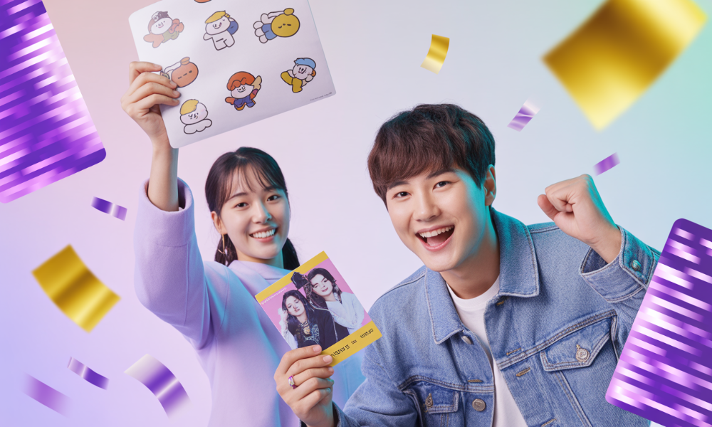 MZ세대가 개성 있는 투표 인증 용지와 아이돌 포토카드를 들고 투표소 앞에서 웃으며 인증샷을 찍는 모습.